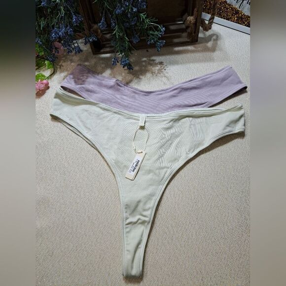 NWT SKIMS THONG - Picture 1 of 16